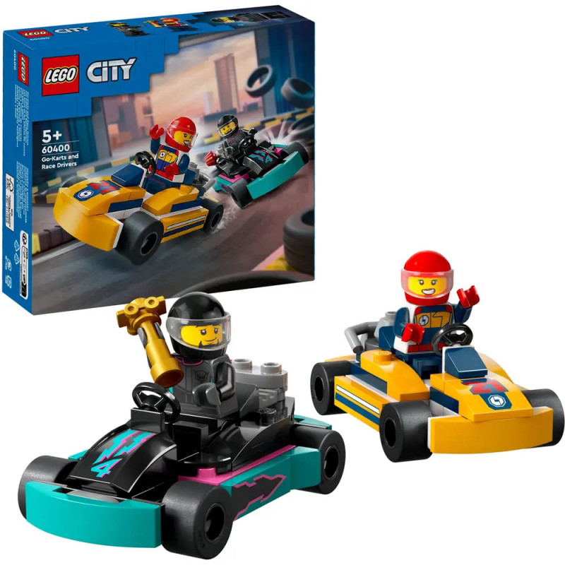 Zwei LEGO-Gokarts mit Minifiguren, eines schwarz-türkis, das andere gelb-blau. Verpackung im Hintergrund.