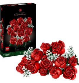 LEGO-Set eines Rosenstraußes mit weißen Akzenten, fertig gebaut neben der Verpackung.