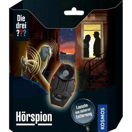 Ein Junge belauscht mit einem Abhörgerät zwei Personen, die nachts in einem beleuchteten Fenster sprechen.