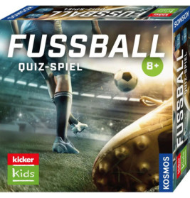Fußballspieler schießt im Stadion, dazu Fußball-Quiz-Spiel Brettspiel geeignet ab 8 Jahren.