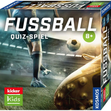 Fußballspieler schießt im Stadion, dazu Fußball-Quiz-Spiel Brettspiel geeignet ab 8 Jahren.