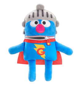 Blaues Plüschtier mit Ritterhelm, rotem Umhang und blauem Anzug mit Blitz und G auf der Brust.