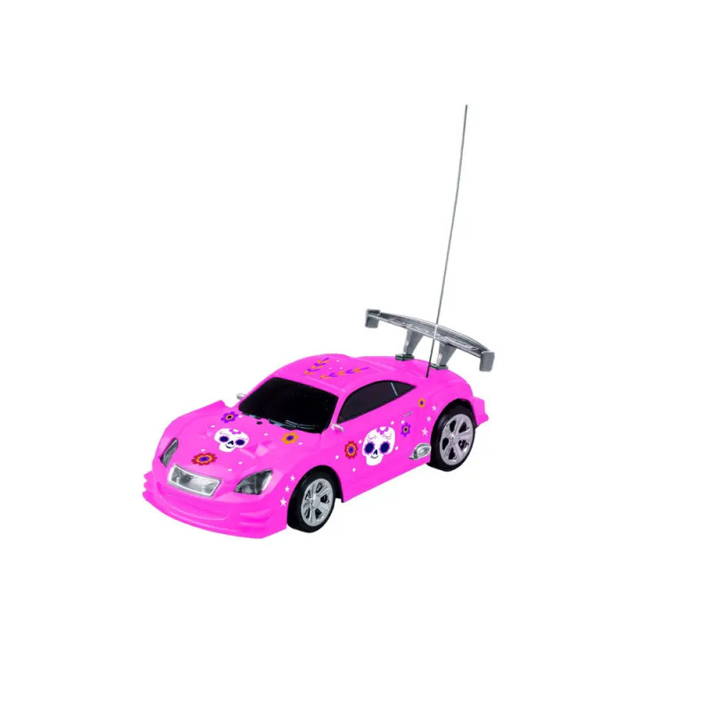 Rosa Spielzeugrennauto mit Panda-Aufklebern, silbernem Spoiler und langer Antenne vor weißem Hintergrund.