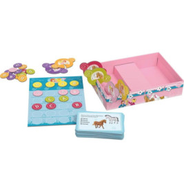 Pferde-Brettspiel für Kinder mit Karten, Spielmarken, blauem Spielbrett und pink dekorierter Box.