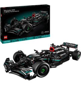 LEGO Technic Mercedes-AMG F1 Rennwagen mit Verpackung im Hintergrund.