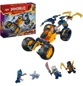 LEGO Ninjago Fahrzeug-Set mit großen Rädern, vier Minifiguren, Zubehör und der Produktbox im Hintergrund.