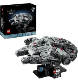 LEGO Millennium Falcon mit Präsentationsständer, Verpackung und sichtbarem Star Wars-Logo im Hintergrund.