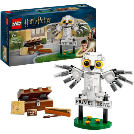 LEGO Harry Potter Set mit Hedwig-Eule, Privet-Drive-Schild, Koffer und Zubehör vor der Verpackung.
