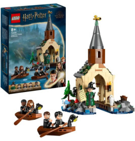 LEGO-Set von Harry Potter Schloss Hogwarts mit Minifiguren, Booten und Verpackung im Hintergrund.