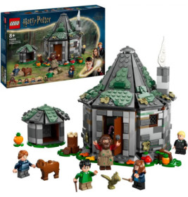 LEGO Harry Potter Hagrids Hütte mit Minifiguren, Hütte, Kürbissen, Hund und Verpackung im Hintergrund.