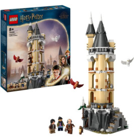 LEGO Harry Potter Uhrenturm-Set mit Figuren, Schlossturm, Eulen und Verpackung im Hintergrund.