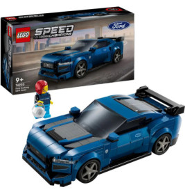 LEGO Speed Champions Ford Mustang Set mit blauem Auto, Minifigur und Verpackung im Hintergrund.