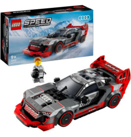 LEGO-Set Audi Sport Quattro mit Minifigur und Verpackung, auf der ein schneebedecktes Bergpanorama zu sehen ist.