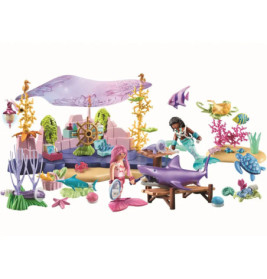 Zwei Meerjungfrau-Puppen spielen in einem bunten Unterwasser-Spielset mit Meerestieren und Ozean-Zubehör.