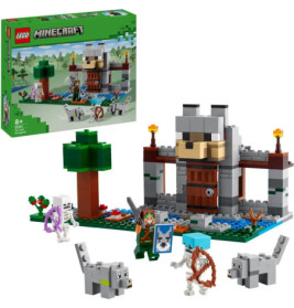 LEGO Minecraft Set mit Wolf-Festung, Bäumen, Tieren, Minifiguren und Verpackung im Hintergrund.