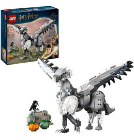 LEGO Harry Potter Set mit baubarem Hippogreif, Kürbisfeld und Verpackung im Hintergrund.