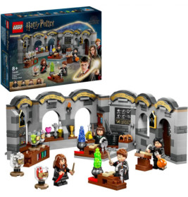 LEGO Harry Potter Zaubertrank-Klassenzimmer mit Minifiguren, Zubehör und Hogwarts-Box im Hintergrund.