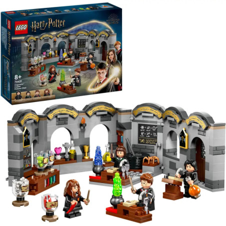 LEGO Harry Potter Zaubertrank-Klassenzimmer mit Minifiguren, Zubehör und Hogwarts-Box im Hintergrund. LEGO Harry Potter Zaubertrank-Klassenzimmer mit Minifiguren, Zubehör und Hogwarts-Box im Hintergrund.