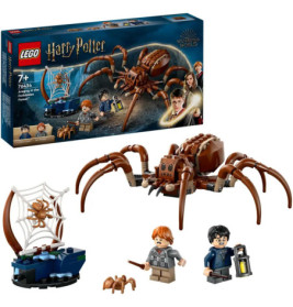 LEGO Harry Potter Aragogs Lair Set mit großer Spinne, Spinnennetz und Ron- sowie Harry-Minifigur mit Laterne.