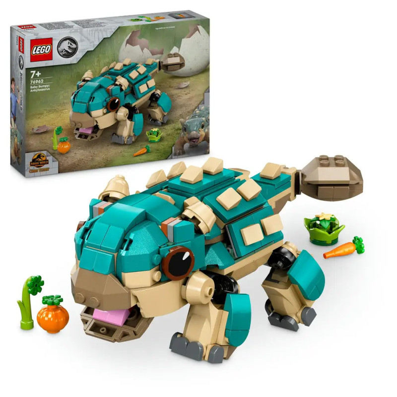 LEGO Ankylosaurus mit Verpackung, Spielzeuggemüse und kleiner LEGO-Pflanze vor weißem Hintergrund.