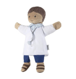 Plüschpuppe im weißen Kittel, blauer Hose und Stethoskop lächelt mit offenen Armen.