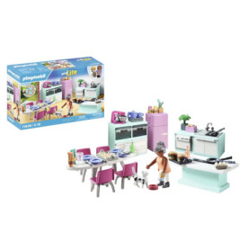 Playmobil-Küchenset mit Figuren, Möbeln, Geräten sowie Verpackung im Hintergrund.