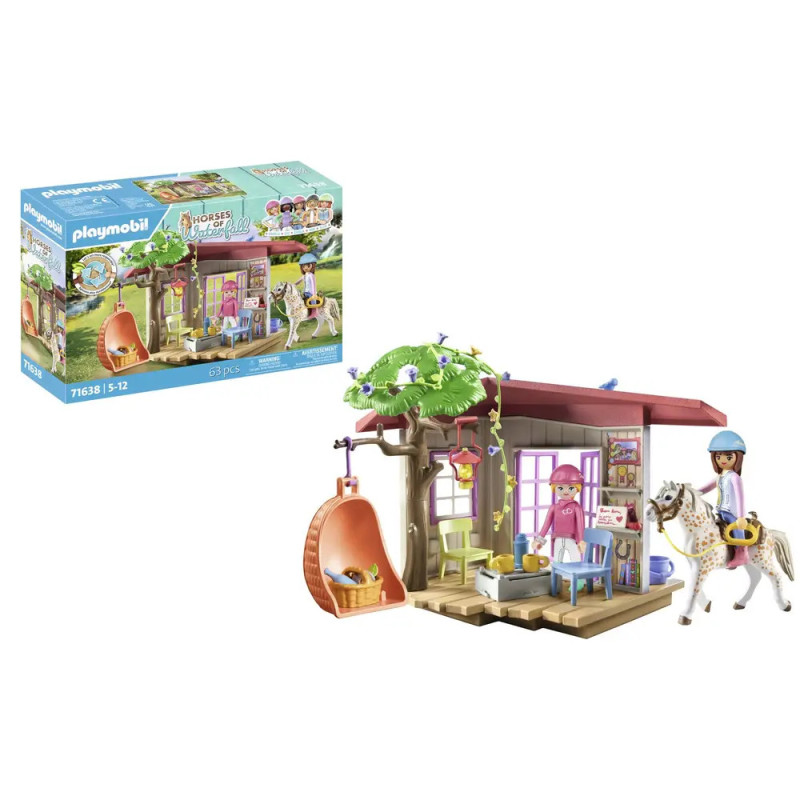 Playmobil Pferdeunterstand mit Figuren, Pferd, Baumhaus, Zubehör und Produktverpackung im Hintergrund.