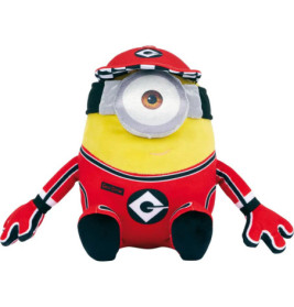Plüsch-Minion in rot-schwarzem Rennanzug und passender Mütze sitzt nach vorne gerichtet.