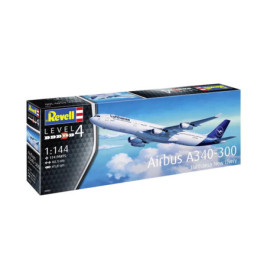 Revell Level 4 Bausatz: Airbus A340-300 mit neuer Lufthansa-Lackierung fliegt über den Wolken.