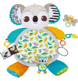 Bunte Koala-Babymatte mit gemusterten Ohren, Blattbauch und Spielzeug wie eine Schmetterlingsrassel.
