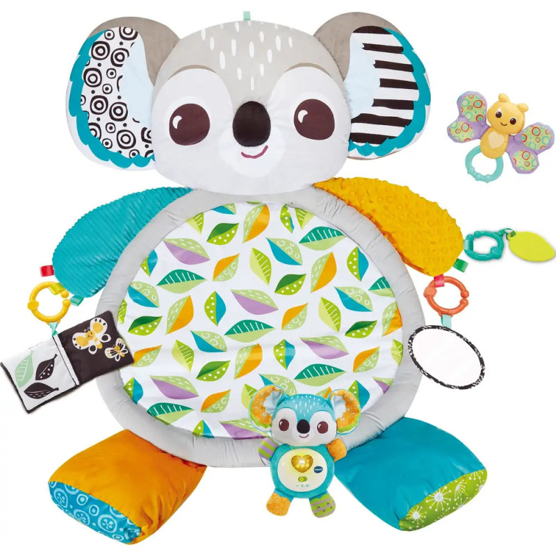 Bunte Koala-Babymatte mit gemusterten Ohren, Blattbauch und Spielzeug wie eine Schmetterlingsrassel.