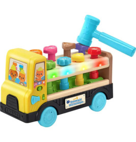 Gelber Spielzeugbus mit bunten Stiften oben, blauem Hammer und Tierstickern an der Seite.