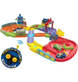 Bunte Spielzeug-Rennbahn mit zwei kleinen Autos und einer blauen Fernsteuerung mit gelben Knöpfen.