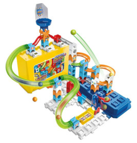 Buntes Murmelbahn-Set mit Röhren, Rampen, Hebeln und gelber Box. Grüne und gelbe Murmeln rollen los.