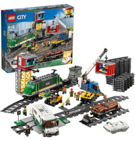 LEGO City Zugset mit Schienen, Zügen, Fahrzeugen, Minifiguren und Steuerung, Verpackung im Hintergrund.