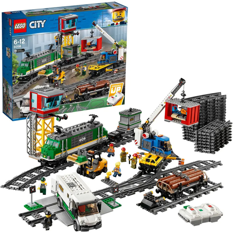 LEGO City Zugset mit Schienen, Zügen, Fahrzeugen, Minifiguren und Steuerung, Verpackung im Hintergrund. LEGO City Zugset mit Schienen, Zügen, Fahrzeugen, Minifiguren und Steuerung, Verpackung im Hintergrund.