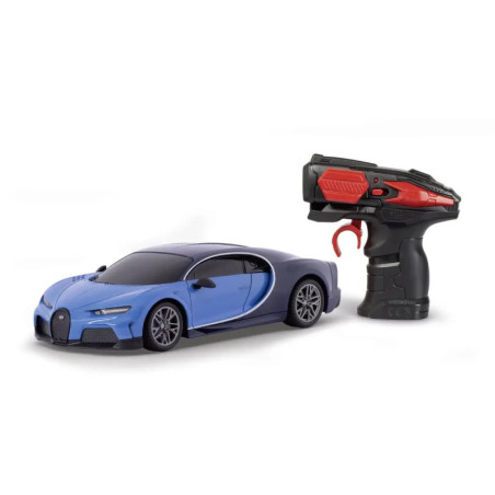 Blaues Spielzeugauto mit schwarzer und roter Fernbedienung auf weißem Hintergrund.