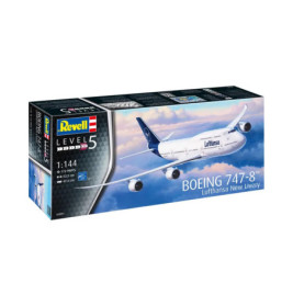 Revell Modellbausatz: Lufthansa Boeing 747-8 im Flug vor Wolken auf der Verpackung abgebildet.