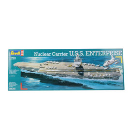 Revell Modellbausatz der nuklearen USS Enterprise mit Schiffsabbildung auf dem Meer.