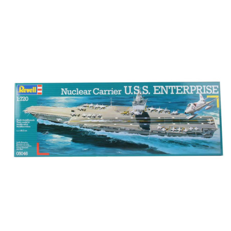 Revell Modellbausatz der nuklearen USS Enterprise mit Schiffsabbildung auf dem Meer.