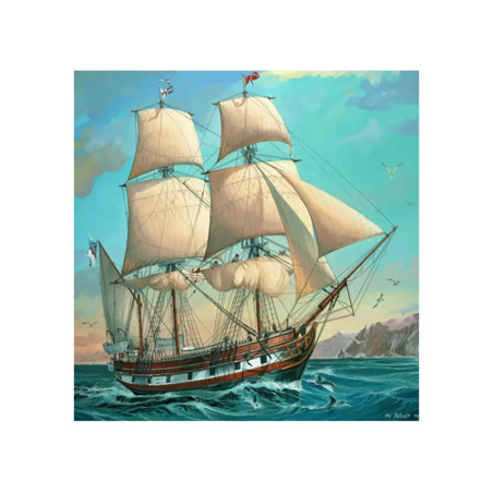 Ein großes Segelschiff fährt mit vollen Segeln auf blauem Meer unter hellem Himmel und umgeben von Möwen.