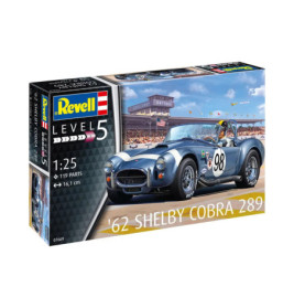 Revell Modellbausatz für einen Shelby Cobra 289 von 1962 mit blauem Rennwagen vor Daytona Speedway im Hintergrund.