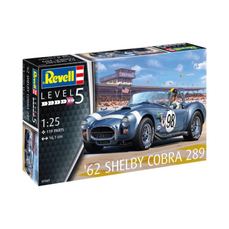 Revell Modellbausatz für einen Shelby Cobra 289 von 1962 mit blauem Rennwagen vor Daytona Speedway im Hintergrund.