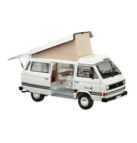 Weißer Camper-Van mit Aufstelldach, geöffneter Seitentür sowie sichtbarem Sitzbereich und Tisch im Innenraum.