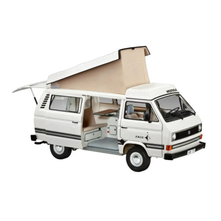 Weißer Camper-Van mit Aufstelldach, geöffneter Seitentür sowie sichtbarem Sitzbereich und Tisch im Innenraum.
