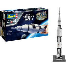 Revell Apollo 11 Saturn V Bausatz und fertiges Raketenmodell auf schwarzem Sockel stehend.