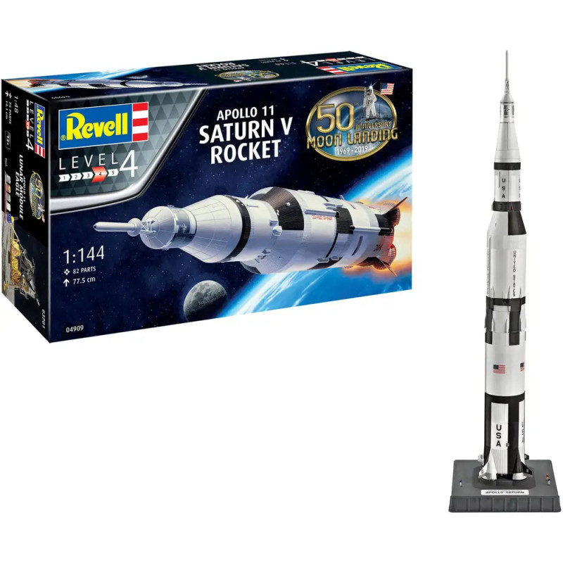 Revell Apollo 11 Saturn V Bausatz und fertiges Raketenmodell auf schwarzem Sockel stehend.