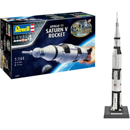 Revell Apollo 11 Saturn V Bausatz und fertiges Raketenmodell auf schwarzem Sockel stehend.