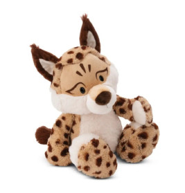 Plüsch-Gepard mit großen Ohren, braunen Flecken und weißem Bauch sitzt aufrecht vor weißem Hintergrund.