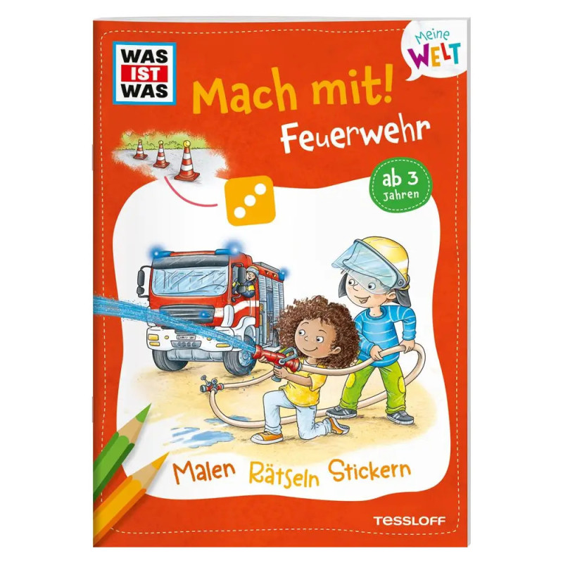 Kinder verwenden einen Feuerwehrschlauch neben einem Feuerwehrauto auf einem gebündelten deutschen Feuerwehr-Mitmachbuch.